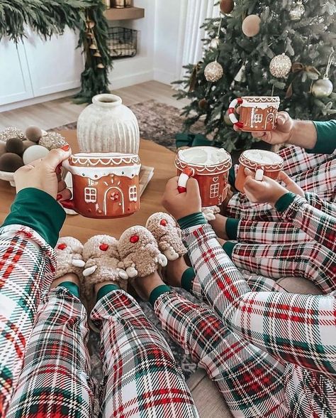 Christmas Sleepover Ideas, Christmas With Kids, Watching Christmas Movies, Christmas Sleepover, Christmas Pajamas Family, Christmas Pajama Party, Christmas Dreaming, Pink Christmas Decorations, Christmas Mantel Decorations