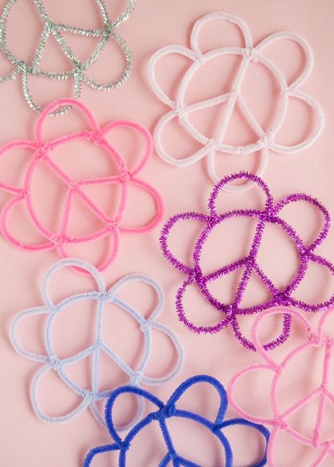 They say April showers bring May flowers, but you can make these pipe cleaner peace sign flowers any month of the year! Flower Power Party, Flower Power Art, Spring Flower Crafts, Hippie Crafts, Summertime Crafts, Hanging Craft Ideas, Creative Kids Crafts, Kid Friendly Crafts, Handmade Charlotte