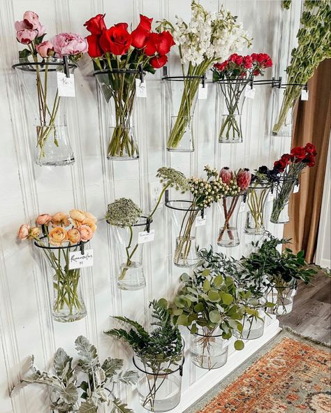 Dried Floral Projects, Floral Displays Retail, Display Flowers Ideas, Silk Flower Display, Flowershop Aesthetic Vintage, Flower Shop Design Interiors Ideas Decor, Flower Shop Booth Design, Interior Design Flower Shop, Tiny Store Ideas