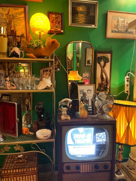 Green 70s Bedroom, 70s Room Inspiration, Blue 70s Aesthetic, 70s Green Aesthetic, 70s Aesthetic Living Room, 70s Inspired Room, Vintage Room Ideas 70s, 60s Aesthetic Room, 1970s Aesthetic Home