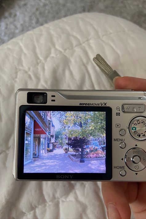 Sony Cybershot Camera Aesthetic, Vintage Camera Photos, Sony Cybershot Camera, Cameras Aesthetic, Cheap Digital Camera, Digi Camera, Digital Camera Photos, Vintage Digital Camera, Cheap Camera