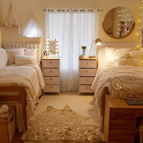 High Dorm Room Bed, Vanilla Dorm Room Aesthetic, Cozy Dorm Decor, Matching Dorm Room Ideas Roommate, Cottage Dorm Room Ideas, Room Ideas With Plants, Pastel Dorm Room Ideas, Clean Dorm Aesthetic, White Dorm Room Ideas