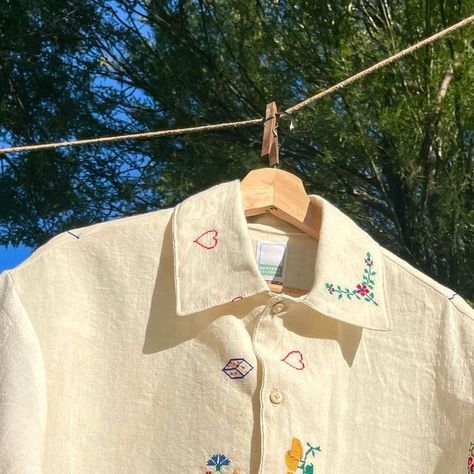 Button Up Shirt Embroidery, Button Up Embroidery, Embroided T Shirts, Embroidered Button Down, Upcycled T Shirt, Embroidered Shirt Ideas, Shirt Embroidery Ideas, Embroider Shirt, Embroidered People