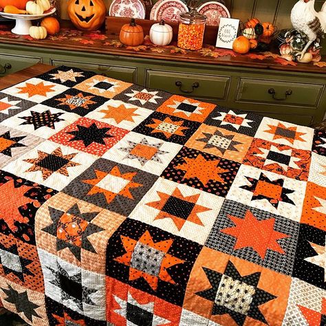 Halloween Quilted Placemats, Halloween Quilt Pillow, Scrappy Halloween Quilts, Halloween Patchwork Quilt, Free Halloween Quilt Patterns, Halloween Quilt Ideas, Halloween Quilts Ideas, Birthday On Halloween, Halloween Patchwork