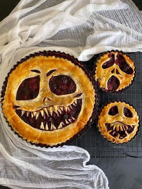 When its spooky and its creepy, you need to get the dessert to go with all that. Happy Halloween 2022! Halloween Sweet Food Ideas, Spooky Pies For Halloween, Creepy Pie Crust, Halloween Recipes For Party, Creepy Face Pie, Halloween Pie Recipes, Creepy Pie Face, Halloween Pies Ideas, Halloween Pie Crust Designs