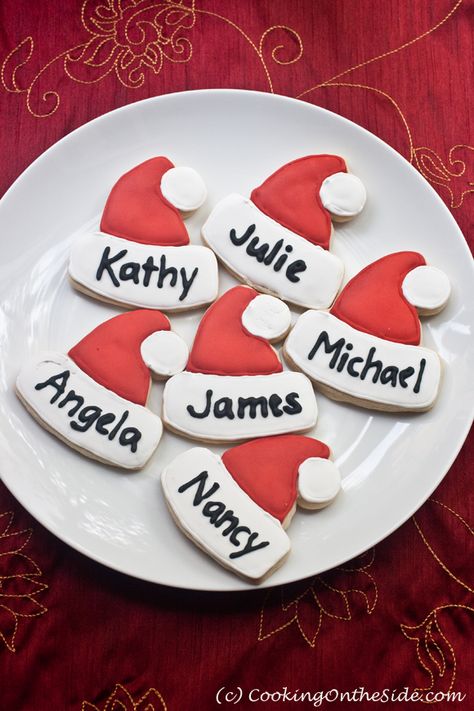 Christmas Cookie Place Cards -- a fun (and edible!) addition to the holiday table Cookie Place Cards, Christmas Place Cards, Cookie Decorating Party, Christmas Place, Cookie Party, Xmas Cookies, Christmas Cookies Decorated, Christmas Sugar Cookies, Christmas Cooking