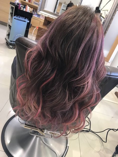 Brown And Pastel Hair, Pink Babylights On Dark Hair, Short Dyed Hair Aesthetic, Hair Color Ideas For Brunettes No Bleach, Light Pink Highlights In Black Hair, Pink And Blonde Highlights In Brown Hair, Fun Highlights For Brunettes, Pink Streaks In Black Hair, Pink Lowlights In Brown Hair