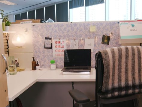 Office cubicle decor Vintage Cubicle Decor, Boho Cubicle Decor Office, Organized Work Desk, Modern Cubicle Decor, Windowless Office Ideas, Office Desk Decor For Work Cubicle Women, Cubicle Decor Office Work Spaces, Work Cubicle Decor Ideas, Cubicle Aesthetic