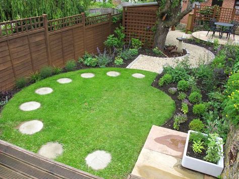 Using curved lawns and paths to distract from square borders. Circular Garden Design, Ideas Para Decorar Jardines, Circular Lawn, Garden Design Pictures, Contemporary Gardens, Small Front Gardens, Small Garden Landscape, Small Courtyard Gardens, Lawn Design