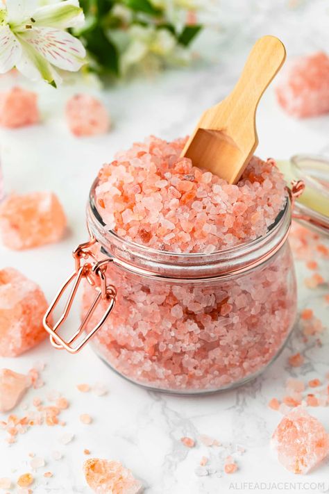 Salt Bath Recipe, Salt Bath Benefits, Bath Soak Recipe, Bath Benefits, Bath Salts Recipe, Himalayan Salt Bath, Bath Salts Diy, Homemade Beauty Recipes, Salt Bath