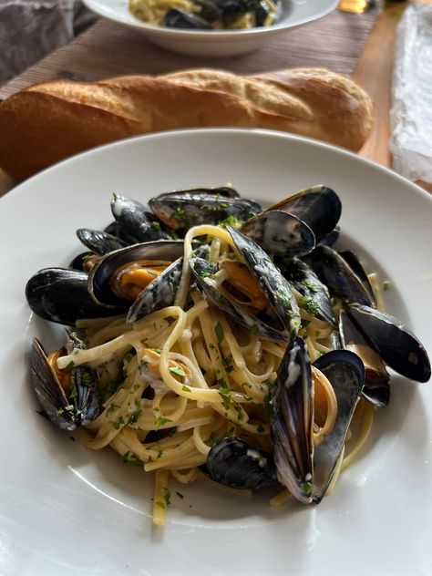 Linguine Mussels is a delightful seafood pasta dish that celebrates the flavors of fresh mussels in a savory, aromatic sauce. This recipe combines tender linguine with plump mussels cooked in a fragrant broth infused with saffron, white wine, and garlic. Finished with a touch of butter and lemon juice, this dish is both elegant and […] Mussels Recipe Pasta, Baked Clams Oreganata, White Wine Pasta Sauce, Mussels Pasta, Bacon Pasta Recipes, Seafood Pasta Dishes, White Bean Soup Recipes, Mussels Recipe, Elegant Food