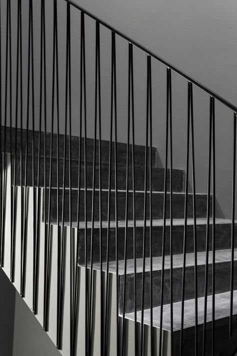 17 Unconventional Stair Railings To Inspire Your Next Project Metal Stair Railing, Interior Staircase, Escalier Design, Stair Railing Design, Metal Stairs, Metal Railings, Stair Handrail, Staircase Railings, Modern Stairs