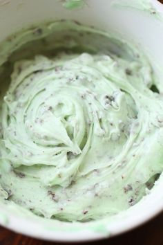 Mint Chocolate Chip Frosting Chocolate Chip Icing, Frosting Cookies, Chocolate Chip Frosting, Wine Blog, Frosting Recipes Easy, Cake Frosting Recipe, Homemade Frosting, Mint Chocolate Chip, Buttercream Frosting Recipe