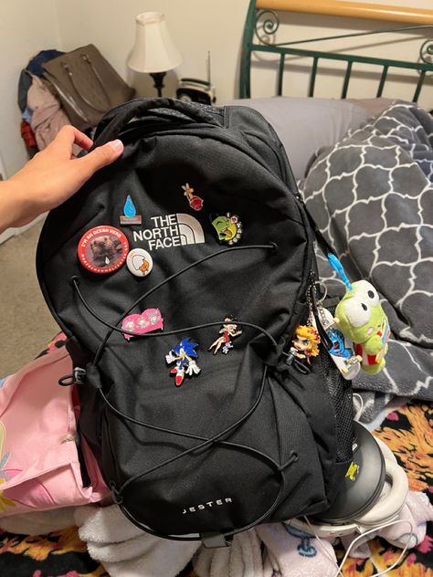 The North Face Backpack Jester, Cute Backpack Accessories, North Face Jester Backpack Aesthetic, Northface Backpacks Outfit, The North Face Backpack Outfit, Decorated Backpack Aesthetic, Backpack Aesthetic Black, The North Face Backpack Aesthetic, Northface Backpacks Aesthetic