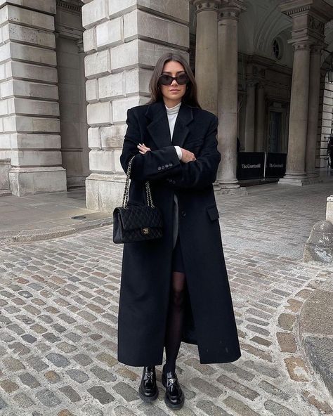 Black Coat Outfit Winter Classy, Black Coat Outfits For Women, Coats For Women Classy, Long Wool Coat Outfit, Black Wool Coat Outfit, Black Coat Outfit Winter, Long Black Coat Outfit, Coat Outfits For Women, Long Black Wool Coat