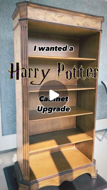 Harry Potter Bookcase Ideas, Shelf Decor Diy Crafts, Harry Potter Bookshelves, Harry Potter Inspired Home Decor, Harry Potter Cabinet, Harry Potter Village Display, Harry Potter Book Shelf Ideas, Diy Shelf Painting Ideas, Harry Potter Display Ideas