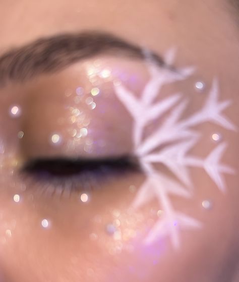 Snowflake makeup makeup look christmas makeup christmas xmas  makeup artist makeup ice makeup ice queen snowflake Icicle Makeup Look, Christmas Make Up Cute, Snowy Day Makeup, White Witch Makeup Narnia, Winter Princess Costume, Snow Elf Makeup, Ice Halloween Makeup, Ice Skater Makeup, Ice Goddess Costume