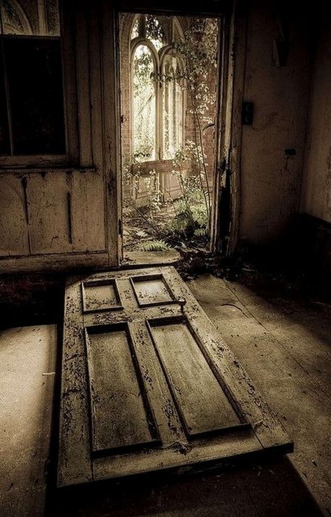 Late Night Randomness (26 Photos) – Suburban Men Abandoned Mansions, Old Doors, Haunted Places, Mansion Homes, Urban Exploring, Famous Castles, Abandoned House, Old Door, Urban Exploration