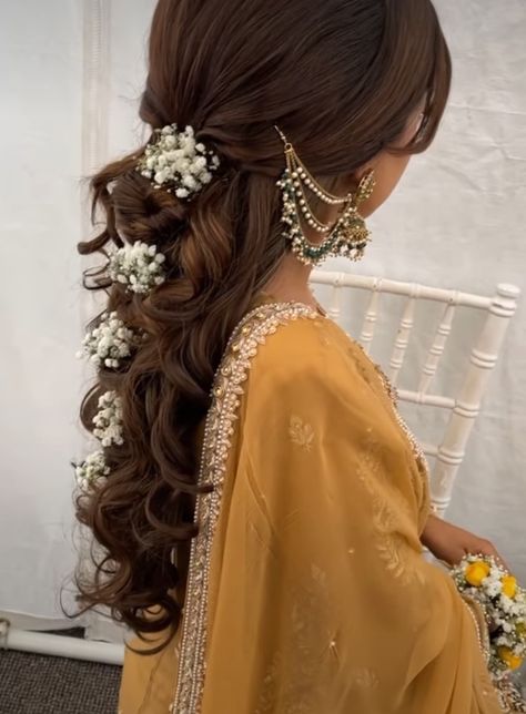 Hairstyle For Mehndi Event, Mehndi Night Hairstyles, Mendhi Hairstyles For Bride, Indian Hair Flowers, Hairstyles For Desi Weddings, Bridal Mehndi Hairstyles, Desi Hairstyles For Long Hair, Mehendi Hairstyles Brides, Mendhi Hairstyles