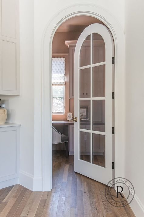 Kitchen Glass Door Design, Arched Barn Door, Bright Airy Kitchen, Arched Interior Doors, Airy Kitchen, Doors Interior Modern, Small House Decorating, Mediterranean Style Homes, Arch Interior