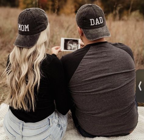 Baby And Engagement Announcement, Announcing Pregnancy Picture Ideas, Pregnancy Announcement Pictures Without Ultrasound, Mom Dad Hats Pregnancy Announcement, Casual Baby Announcement Photo Ideas, Baby Announcement Idea, Mom And Dad Hats Announcement, Gender Reveal Outfit For Mom And Dad, Anouncment Ideas Pregnancy