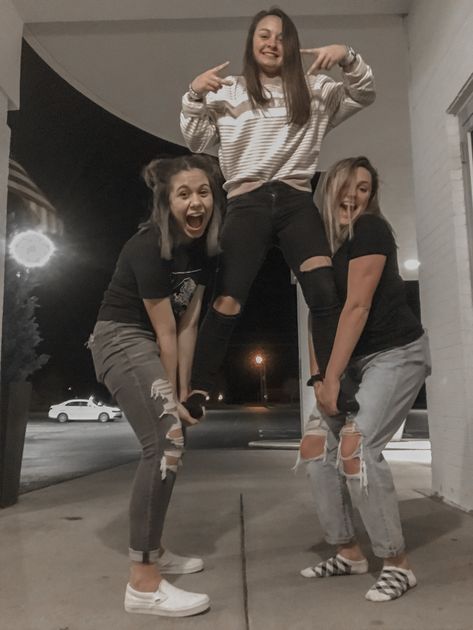 Funny Poses For 4 Friends, Funny Poses For 3 Friends, 3 Person Best Friend Pictures, Friend Group Photos Funny, Best Friend Pictures Trio Funny, Crazy Friend Pictures, Photo With 3 Friends, 3 People Photoshoot Best Friends, 3 Person Funny Photos