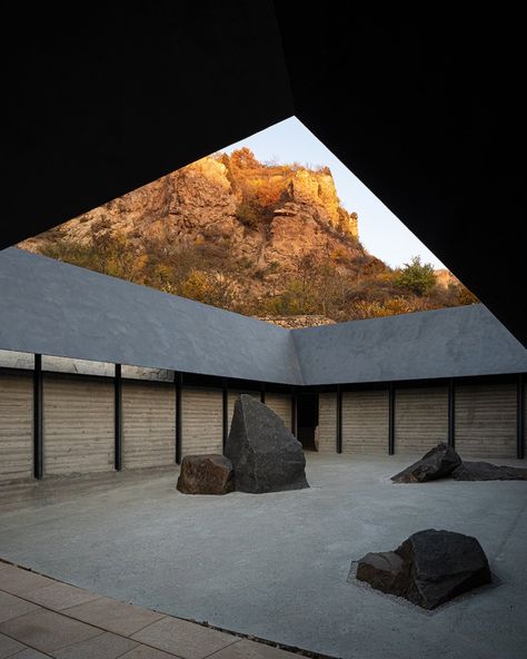 Meditation Building Architecture, Meditation Centre Architecture, Buddhist Temple Architecture, Meditation Retreat Architecture, Japanese Temple Architecture, Meditation Architecture Spaces, Japanese Brutalist Architecture, Zen Architecture Design, Contemporary Chinese Architecture