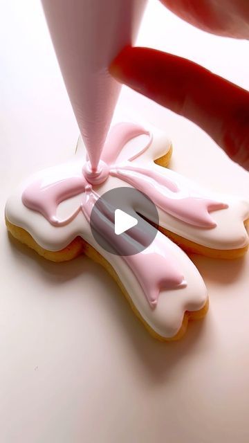 Sugar Cookie Marketing on Instagram Bow Cookies Royal Icing, Bow Sugar Cookies Royal Icing, Pink Bow Cookies Decorated, Christmas Bow Cookies, Coquette Sugar Cookies, Ribbon Cookies Decorated, Cowgirl Cookies Decorated, Bow Cookies Decorated, Bow Sugar Cookies