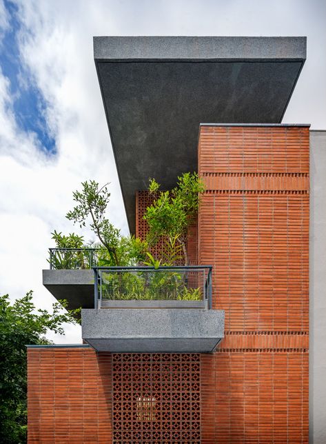 Exposed Bricks In The Far Site House develops a unique character | Techno Architects - The Architects Diary Brick Exterior House, Brick Architecture, House Blend, Brick Facade, House Exteriors, Design Exterior, Brick Design, House Elevation, Brick Building