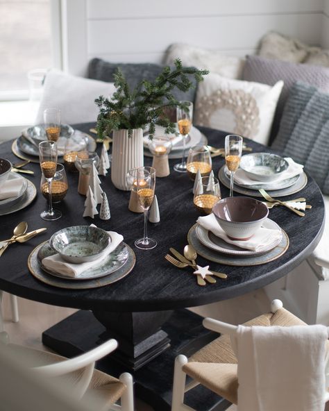 Dining room inspiration, check out how I paired a dark round dining table with pale natural wood chairs for a comfortable but stylish look. Black Dining Table Decor, Beach House Dining Room, Round Table Settings, Black Wood Dining Table, Black Dining Table Set, Round Dining Table Decor, Black Round Table, Round Dinner Table, Black Round Dining Table