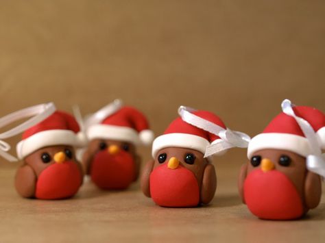 Robins Cupcakes Fondant, Robin Christmas, Clay Christmas Decorations, Christmas Cake Designs, Christmas Cake Topper, Christmas Cake Decorations, Clay Christmas, Polymer Clay Ornaments, Christmas Clay