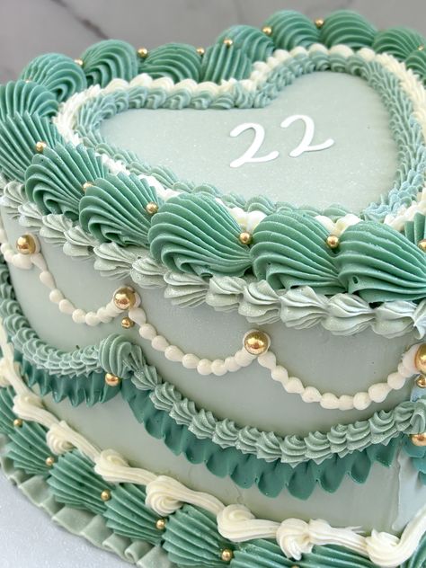 Piping details up close for a turquoise vintage heart cake Piped Heart Cake, Mint Green Heart Cake, Cakes With Piping, Turquoise Heart Cake, Vintage Piping Cakes, Heart Shape Cakes Ideas, Custom Cake Designs, Sunflower Heart Cake, Teal Heart Cake