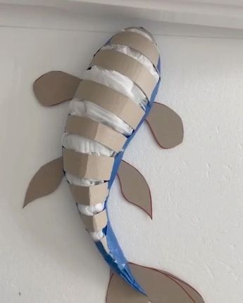 3d Creative Ideas, Animal Paper Sculpture, Things Made Of Cardboard, Papier Mache Fish, Cardboard Fish Sculpture, Diy Sea Decorations, Paper Mache Fish Diy, Cardboard 3d Art, Diy Fish Craft