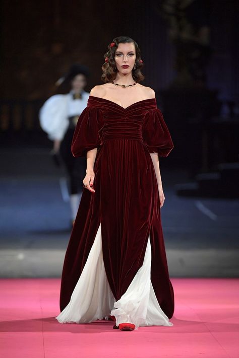 Medieval Inspired Fashion Runway, Elie Saab 2023 Haute Couture Fall Winter, Runway Fashion Couture Dolce & Gabbana, Fashion Dresses 2023, Pink Runway Fashion, Vampire Fashion Aesthetic, Crazy Runway Fashion, Empress Aesthetic, Fur Gown