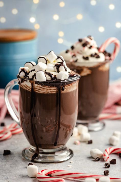 Hot Chocolate Serving Ideas, Drinks Hot Chocolate, Drinking Hot Chocolate, Mug Of Hot Chocolate, Hot Chocolate Aesthetic Christmas, Hot Chocolate Astetic, Hot Chocolate Drink, Hot Cocoa Christmas, Cute Hot Chocolate