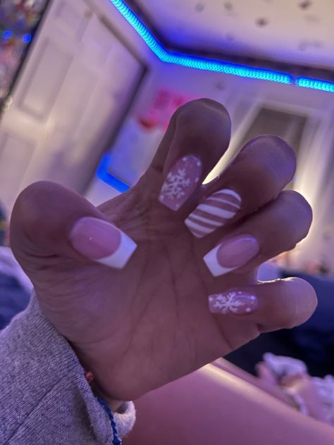 Short Acrylic Nails Christmas Designs, Cute Short Nails For Christmas, Winter Nails Inspo Short, Short Nails Inspo Christmas, Christmas Nail Inspo French Tip, Acrylic Nails Christmas Short, Cute Winter Nail Ideas Simple, Christmas French Tips White, Nail Inspired Christmas