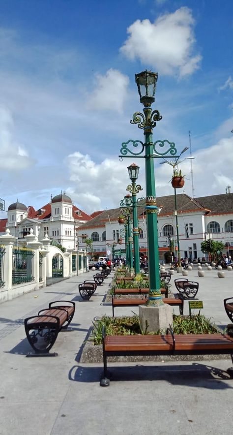 Cerahnya cantik Bali Cafe, Tempat Aesthetic, Malioboro Yogyakarta, Outdoor Rooftop, Perjalanan Kota, Planet Art, Aesthetic View, Cafe Aesthetic, Instagram Party