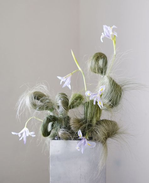 Modern Ikebana Flower Arrangement, Moss Flower Arrangements, Floral Combinations, Flower Arragement, Moss Centerpieces, Shoot Concept, Marriage Material, White Elegance, Ikebana Flower