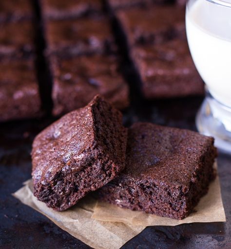 Best-Ever Quinoa Brownies- so chewy and delicious! Plus they're naturally gluten-free and made without any starches or gums! Brownie Photoshoot, Quinoa Brownies, Quinoa Flour Recipes, Sweet Quinoa, Healthy Bakes, Quinoa Flour, Packed Breakfast, Baking Easy, Gluten Free Brownies