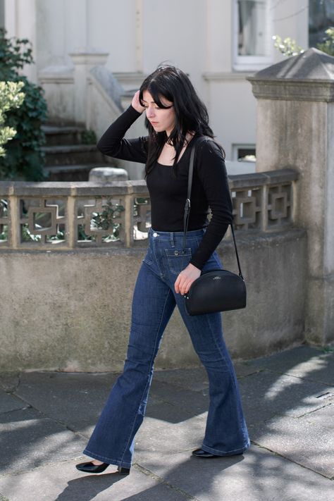 Flare Trousers Outfit Work, Outfit Ideas With Jeans And Heels, Flared Jeans Heels Outfit, Flare Jeans With Heels Outfits, Boot Leg Pants Outfits, Flared Jeans With Heels, Fancy Jean Outfits, How To Style Black Heels, Flare Dark Jeans Outfit