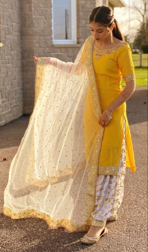 Punjabi Dress Design, Simple Indian Suits, Patiala Suit Designs, Haldi Outfits, Trendy Outfits Indian, Pani Puri, Traditional Indian Dress, Desi Fashion Casual, Casual Indian Fashion