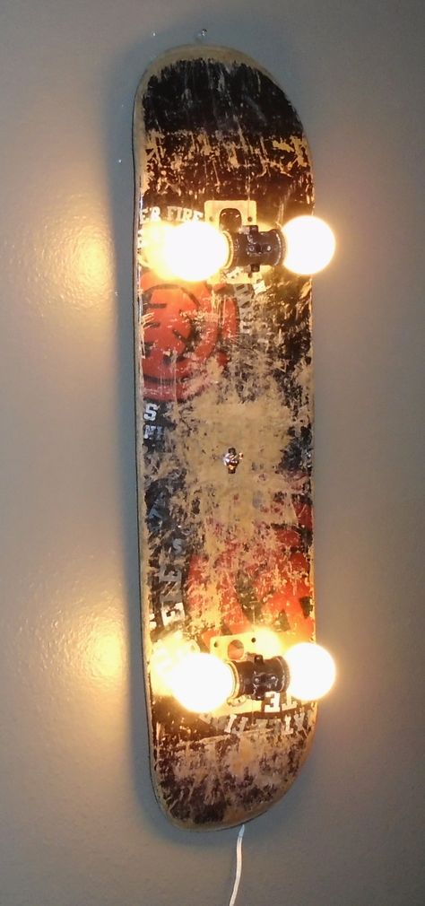 Skateboard lamp/ J Dooley Diy Lampe, Diy Recycle, Design Industrial, Cool Ideas, House Projects, Wall Fixtures, Retro Home Decor, Diy Lamp, Boy's Bedroom