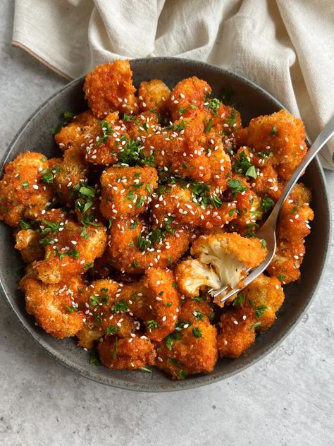 Harissa Honey Cauliflower Poppers - Something Nutritious Cauliflower Appetizer, Honey Cauliflower, Harissa Cauliflower, Resep Vegan, Bbq Cauliflower, Orange Cauliflower, Meatless Dishes, Spicy Cauliflower, Fry Recipes