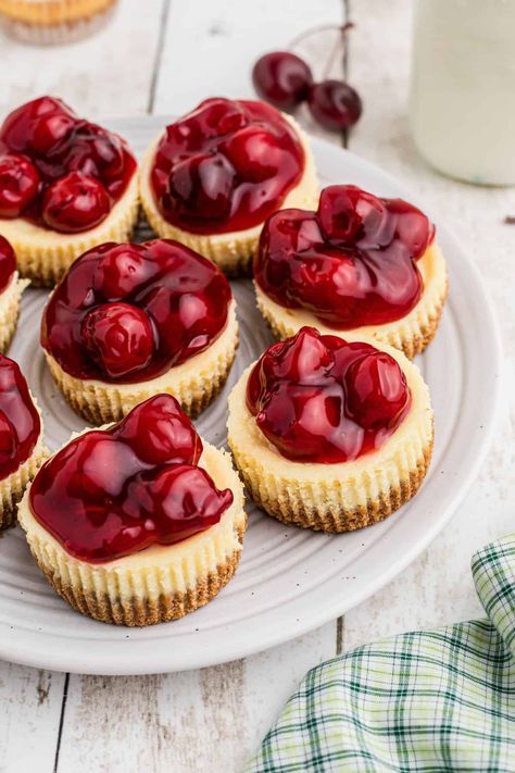 Sweet Puff Pastry Recipes, Easy Mini Cheesecake Recipe, Sweet Puff Pastry, Mini Cherry Cheesecakes, Cherry Cheesecake Recipe, Mini Cheesecakes Easy, Homemade Cherry Pies, Mini Cupcake Pan, Cheesecake Tarts