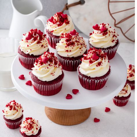 Red Velvet Cupcakes Red Velvet Cake Cupcakes, Large Batch Red Velvet Cupcakes, Red Velvet Cupcakes For Christmas, Red Velvet Cupcake Decoration, Red Christmas Cupcakes, Welcome Home Cupcakes Ideas, Red Icing Cupcakes, Mini Individual Cakes, Red And Black Cupcakes Ideas