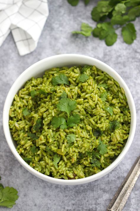 Mexican Green Rice (Arroz Verde) Recipe Green Rice Recipe, Mole Verde, Ground Beef Breakfast, Mexican Side, Eating Green, Cilantro Rice, Mexican Side Dishes, Verde Recipe, Seared Chicken Breast