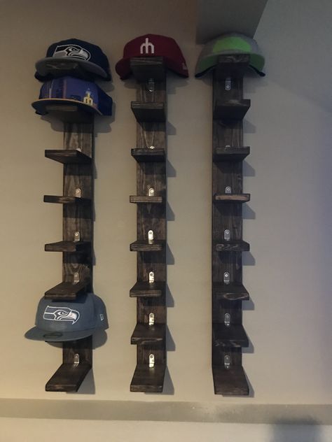 Hat Storage Ideas Men, Kids Hat Rack, Hat Shelf Ideas Diy, Hat Shelves Ideas, Cool Hat Rack Ideas, Bedroom Hat Rack, Hat Display Shelf, Ideas For Hats Storage, Fitted Hat Storage Ideas