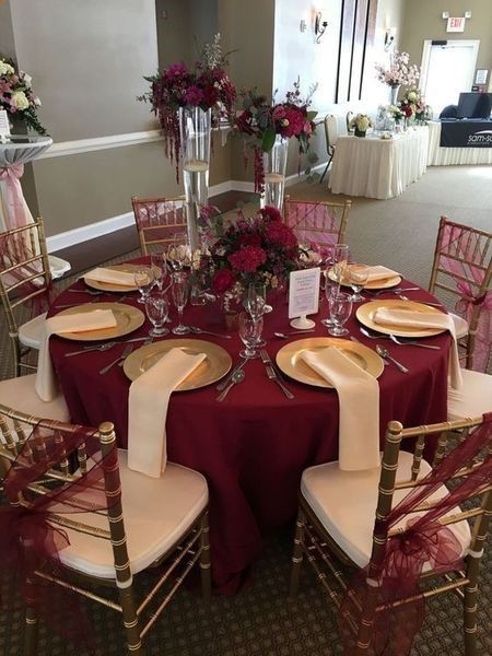 28 Burgundy #WeddingColor Theme Ideas To Try Quince Decorations, Tafel Decor, Maroon Wedding, Wedding Table Linens, Stella York, Table Set Up, Black Baby, Wedding Table Decorations, Glamorous Wedding