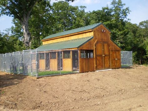 I love the idea of turning a big barn into a dog kennel! Kennel Business, Dog Boarding Ideas, Dog Boarding Facility, Dog Boarding Kennels, Dog Kennel Designs, Dog Pens, Dog Yard, Pet Hotel, Pet Boarding