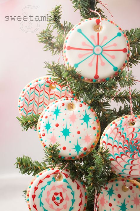 How To Make Christmas Cookie Ornaments – SweetAmbs Cookie Ornaments Decorated, Diy Cookie Ornaments, Edible Christmas Ornaments, Sugar Cookie Ornaments, Christmas Cookie Ornaments Diy, Cookie Ornaments Diy, Round Sugar Cookies Christmas, Ornament Cookie Decorating Ideas, Christmas Cookie Ornaments